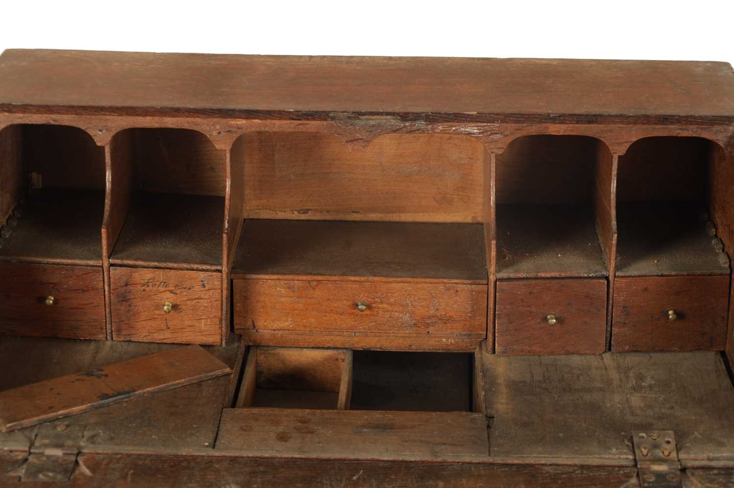 AN EARLY 18TH CENTURY FIGURED OAK COUNTRY MADE BUREAU - Image 5 of 11