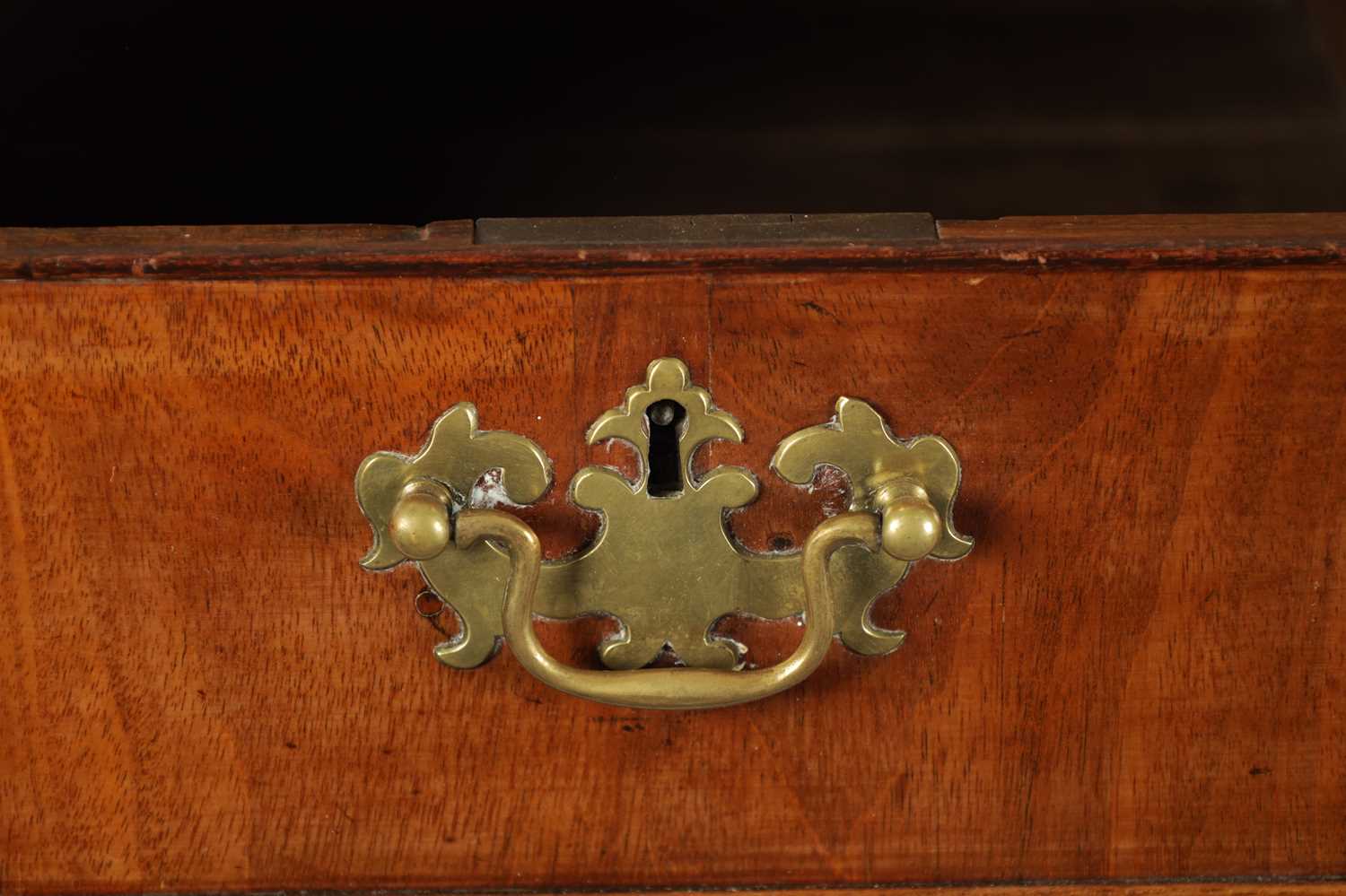 AN 18TH CENTURY FIGURED MAHOGANY BOMBE SHAPED CHEST OF DRAWERS - Image 4 of 8