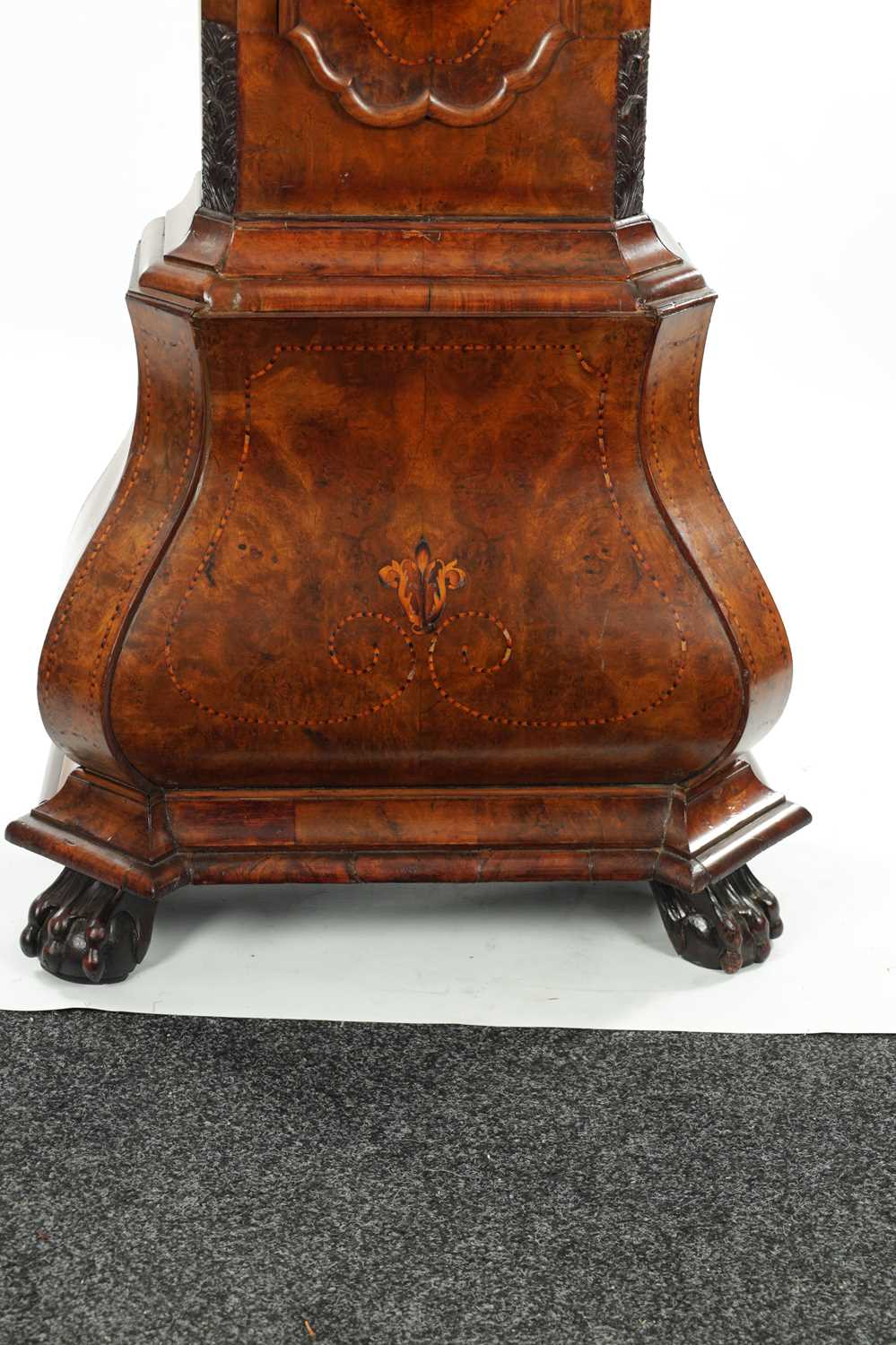 THOMAS CROFTS, LEEDES. AN 18TH CENTURY FIGURED WALNUT, MARQUETRY INLAID AND CHEQUERBAND STRUNG EIGHT - Bild 2 aus 20