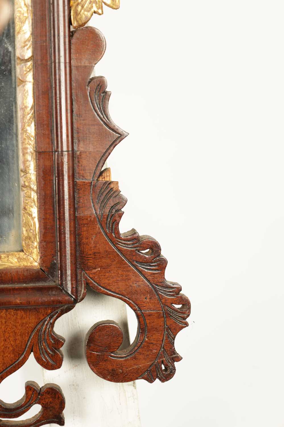 A GOOD GEORGE III MAHOGANY AND PARCEL GILT HANGING MIRROR - Image 4 of 12