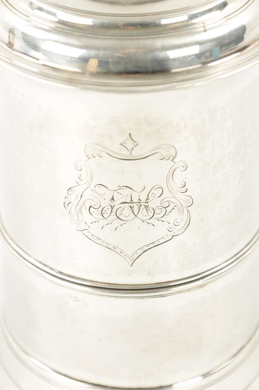 A GEORGE III SILVER TANKARD - Image 7 of 10