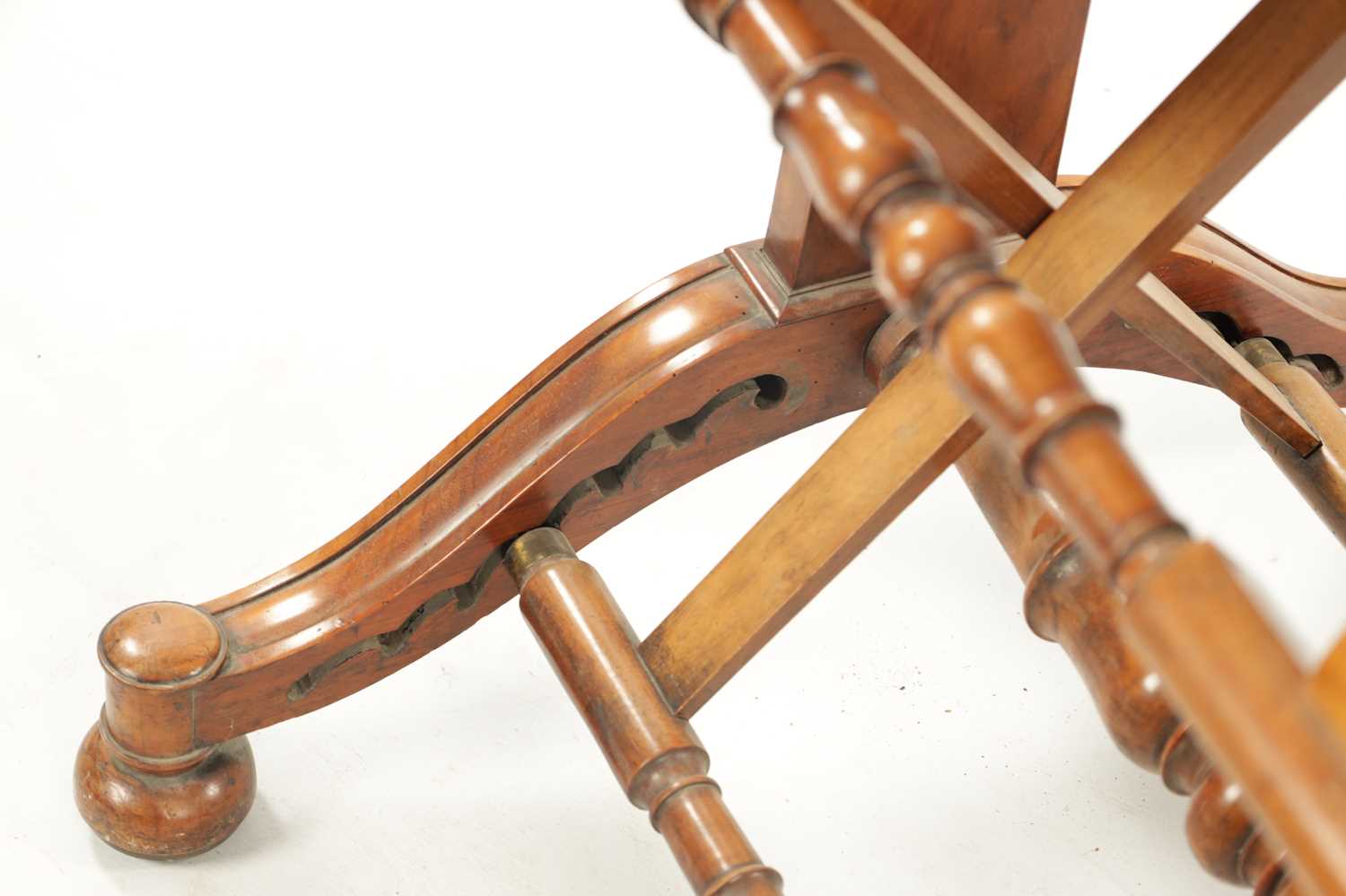 A WILLIAM IV FIGURED WALNUT ADJUSTABLE FOLIO STAND IN THE MANNER OF GILLOWS - Image 5 of 11