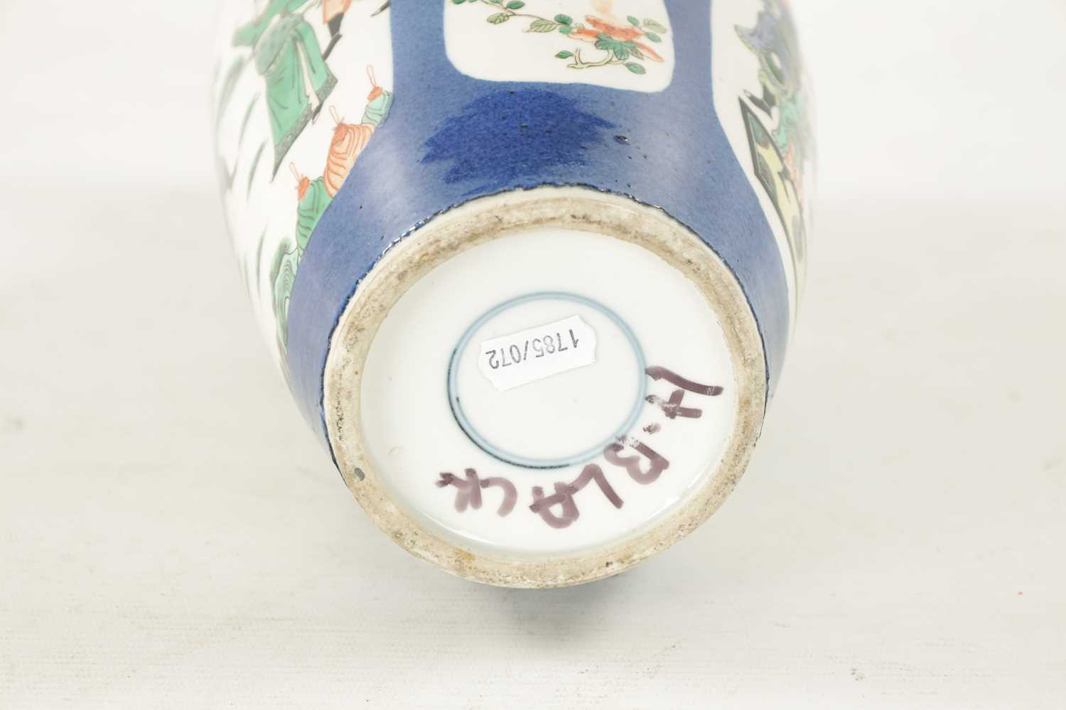 A CHINESE POWDER BLUE GROUND FAMILLE VERTE PORCELAIN VASE - Image 5 of 5