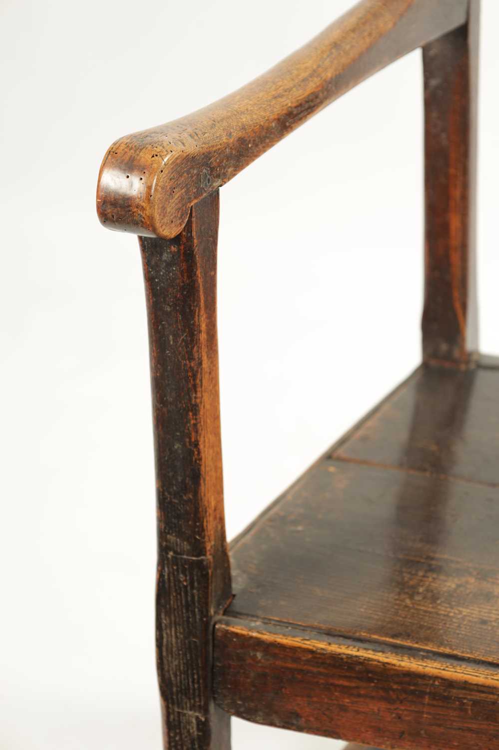 AN 18TH CENTURY PRIMITIVE ASH AND ELM COUNTRY ARMCHAIR - Image 5 of 9