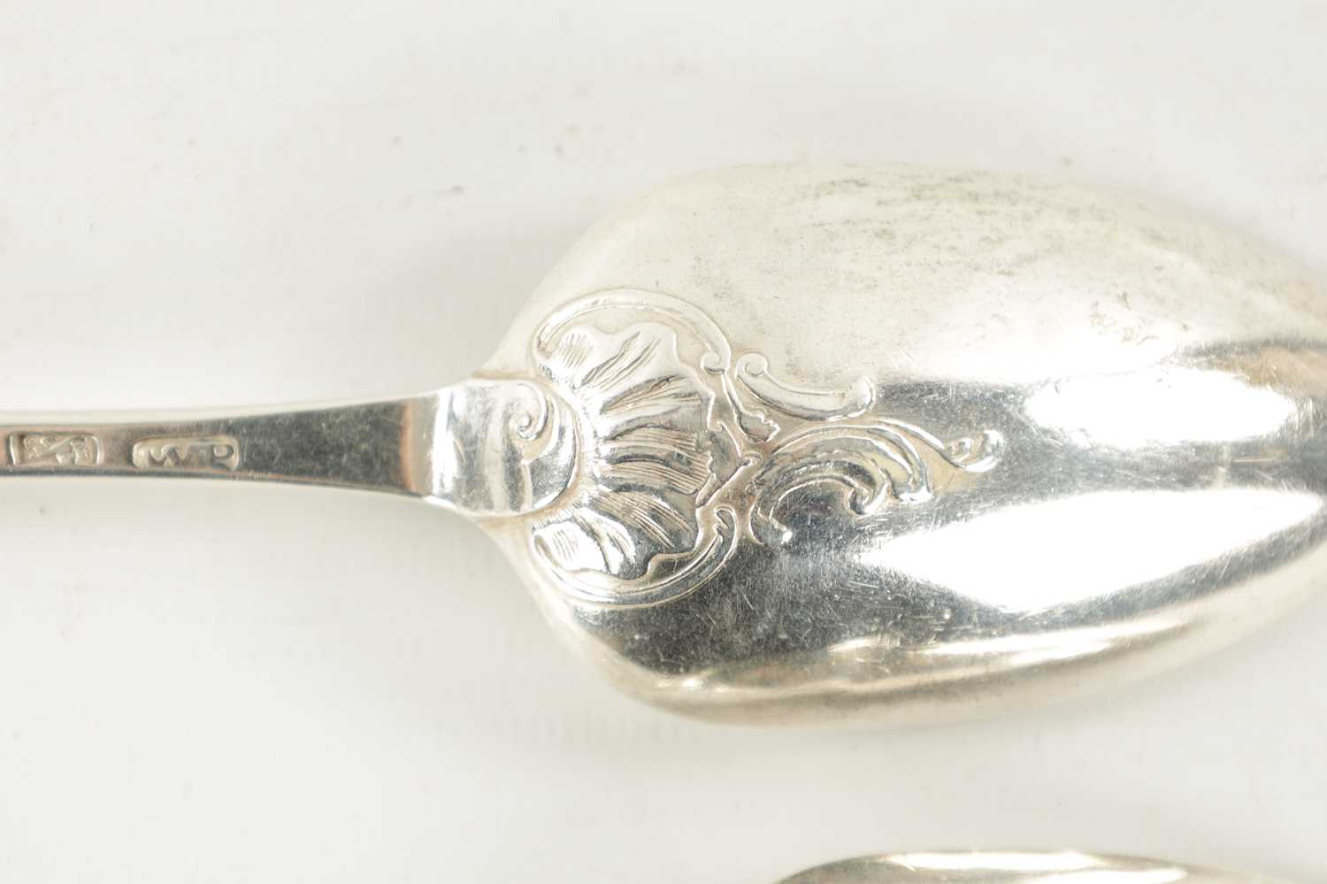 A PAIR OF GEORGE III SILVER SCROLLED SHELLED BACK TABLESPOONS - Image 3 of 6