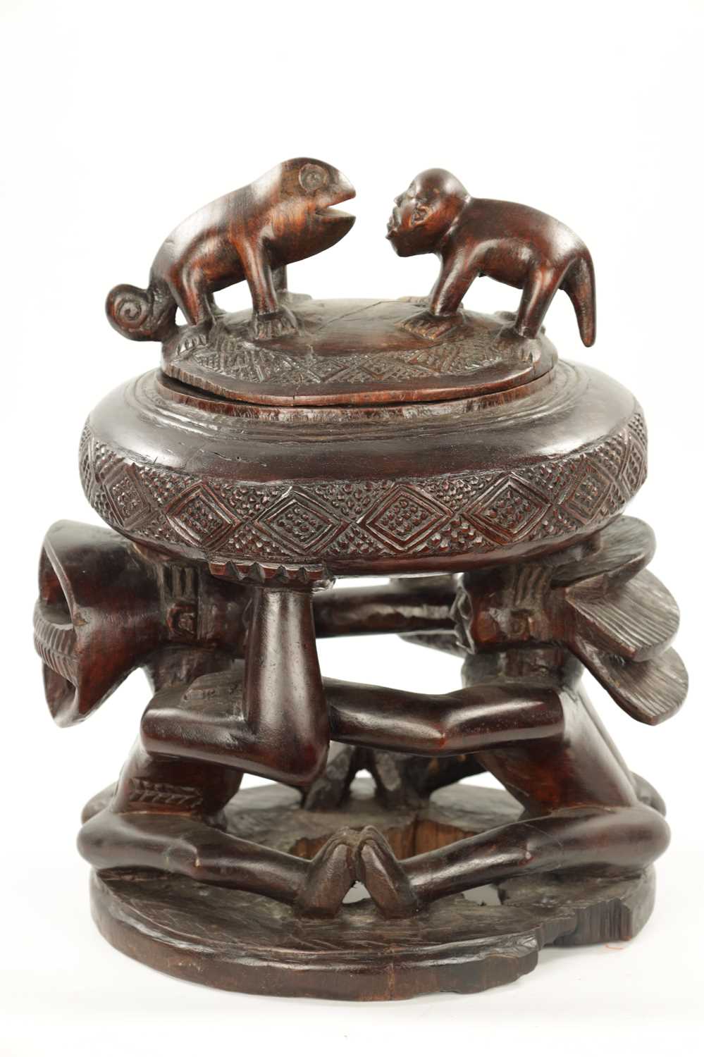 A CARVED HARDWOOD LUBA DUAL DIVINATION LIDDED CUP - Image 6 of 8