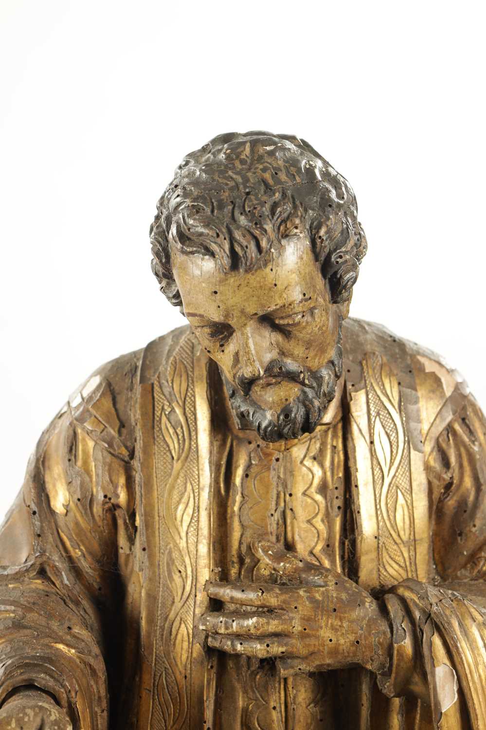 AN EARLY 17TH CENTURY CARVED WOOD GILT GESSO FIGURE OF CHRIST - Image 3 of 6