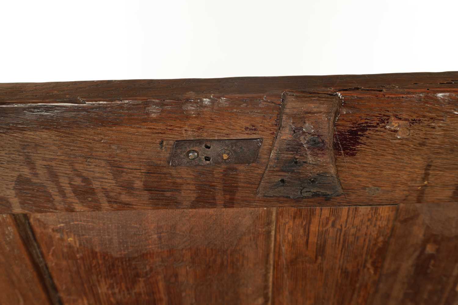 A 17TH CENTURY CARVED OAK LINEN FOLD COFFER - Image 10 of 11
