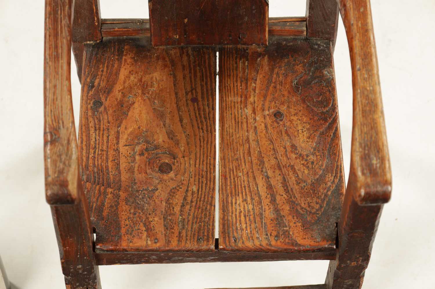 AN UNUSUAL 18TH CENTURY WELSH SCUMBLED PINE CHILD’S CHAIR - Image 2 of 5