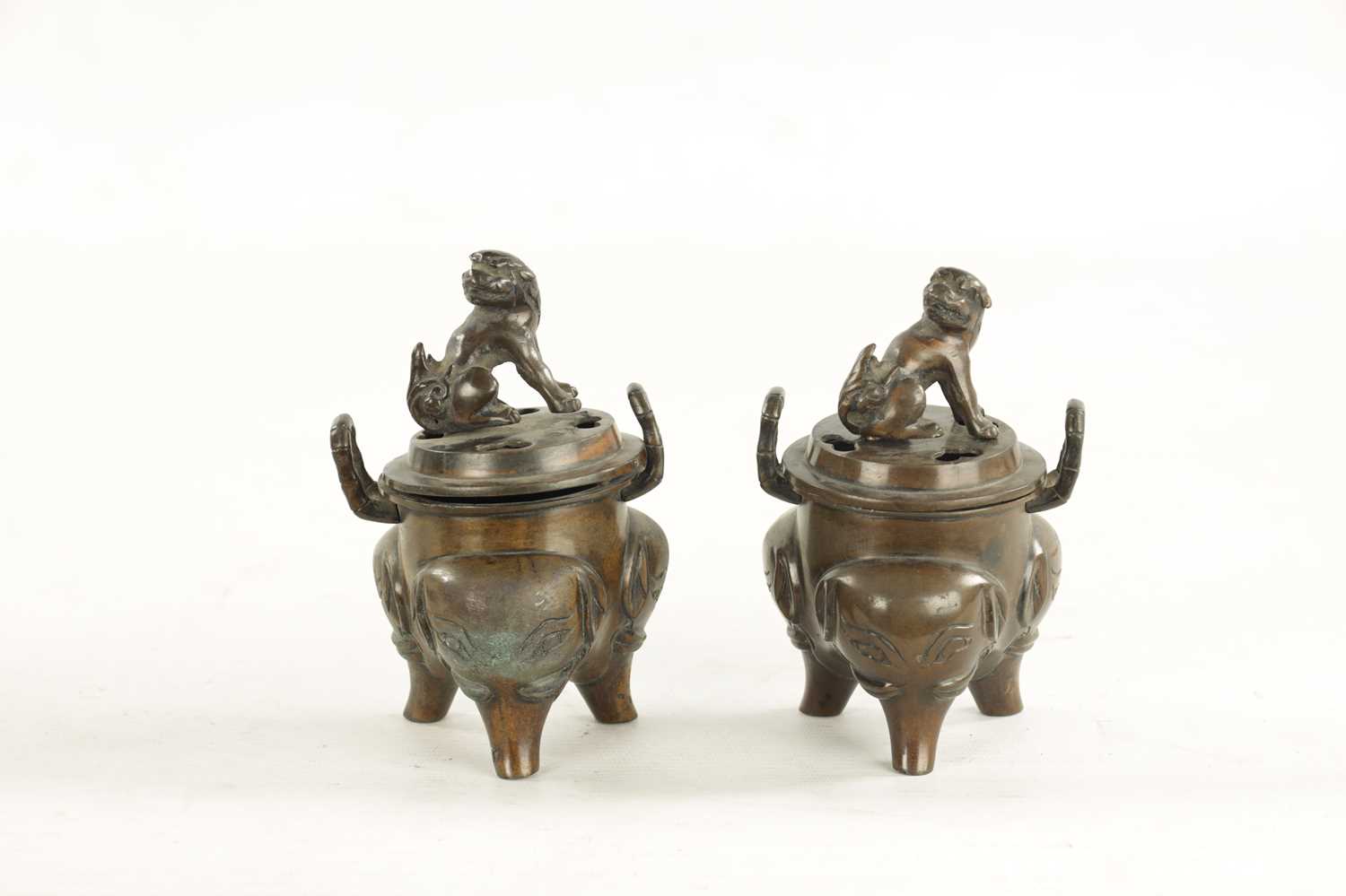 A PAIR OF CHINESE LIDDED INCENSE BURNERS - Image 4 of 9