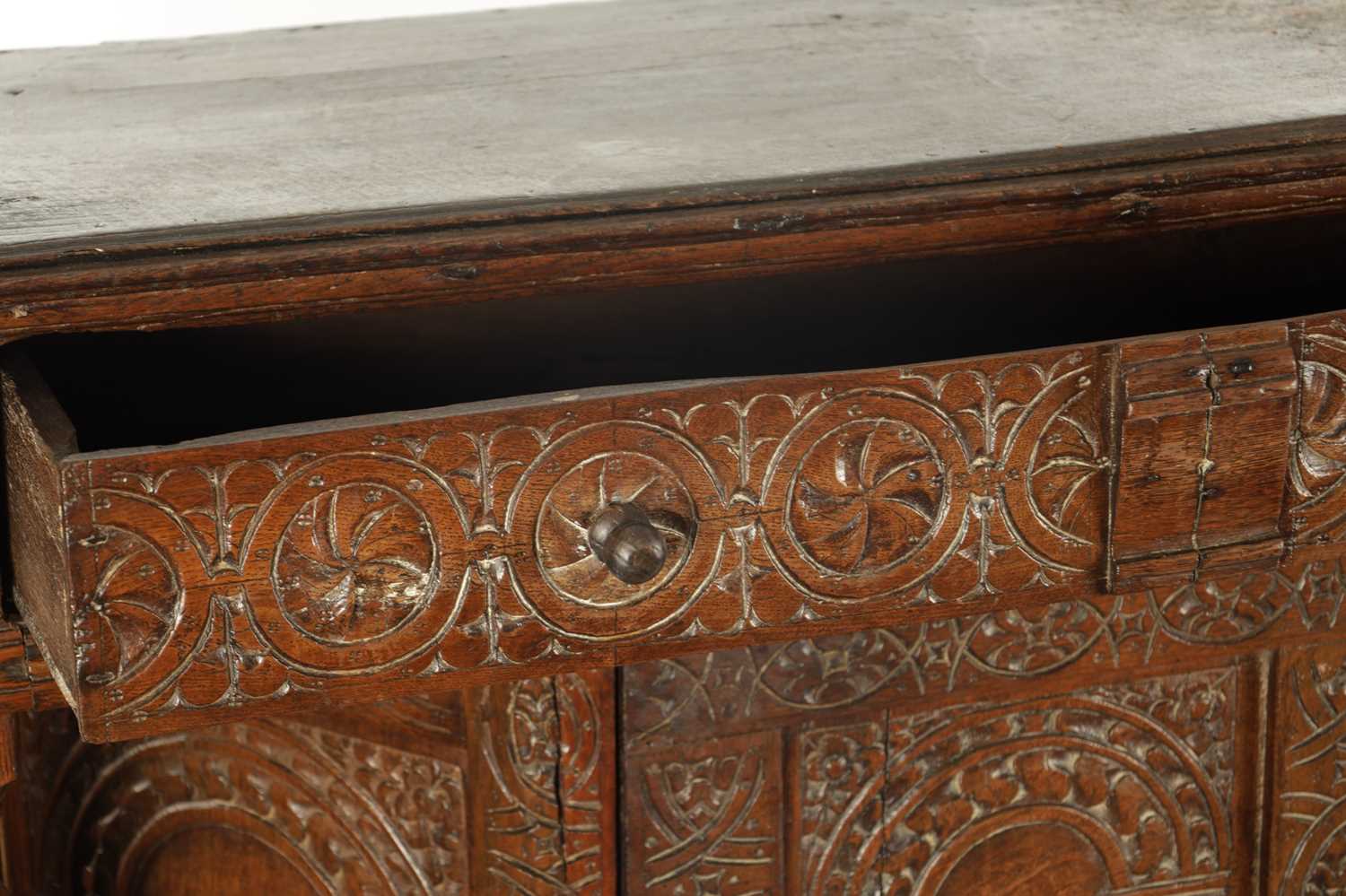 A 17TH CENTURY CARVED OAK BUFFET - Image 5 of 9