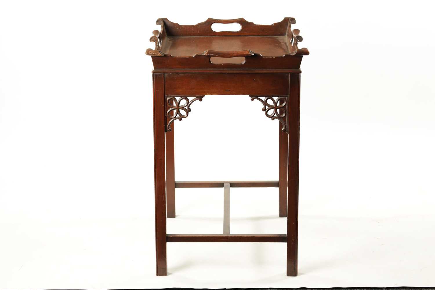 A REPRODUCTION CHIPPENDALE STYLE MAHOGANY TRAY ON STAND - Image 6 of 6