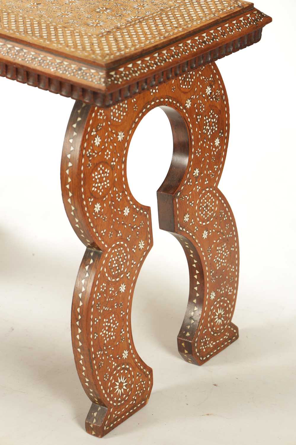 A 19TH CENTURY INDIAN INLAID BONE AND HARWOOD SIDE TABLE - Image 4 of 13