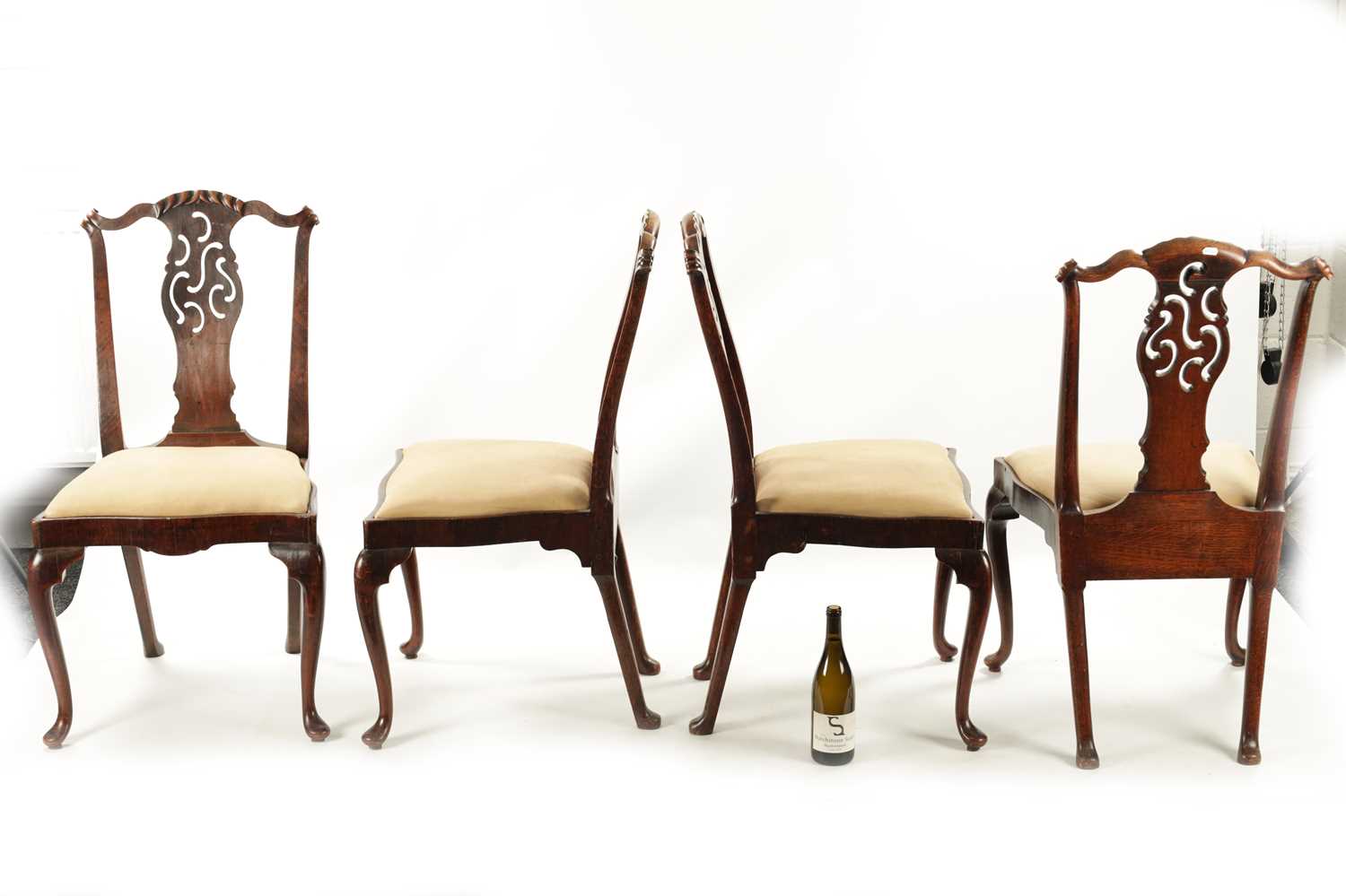 A RARE SET OF FOUR MID 18TH CENTURY OAK AND WALNUT VENEERED IRISH DINING CHAIRS WITH UNUSUAL ROCOCO - Image 4 of 7