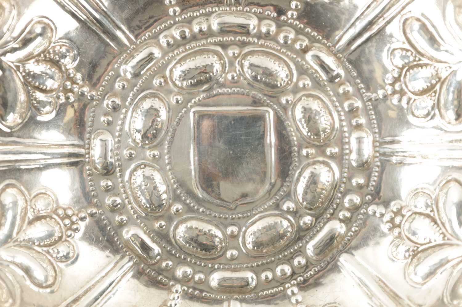 A FINE WILLIAM III SILVER SWEETMEAT DISH - Image 3 of 5