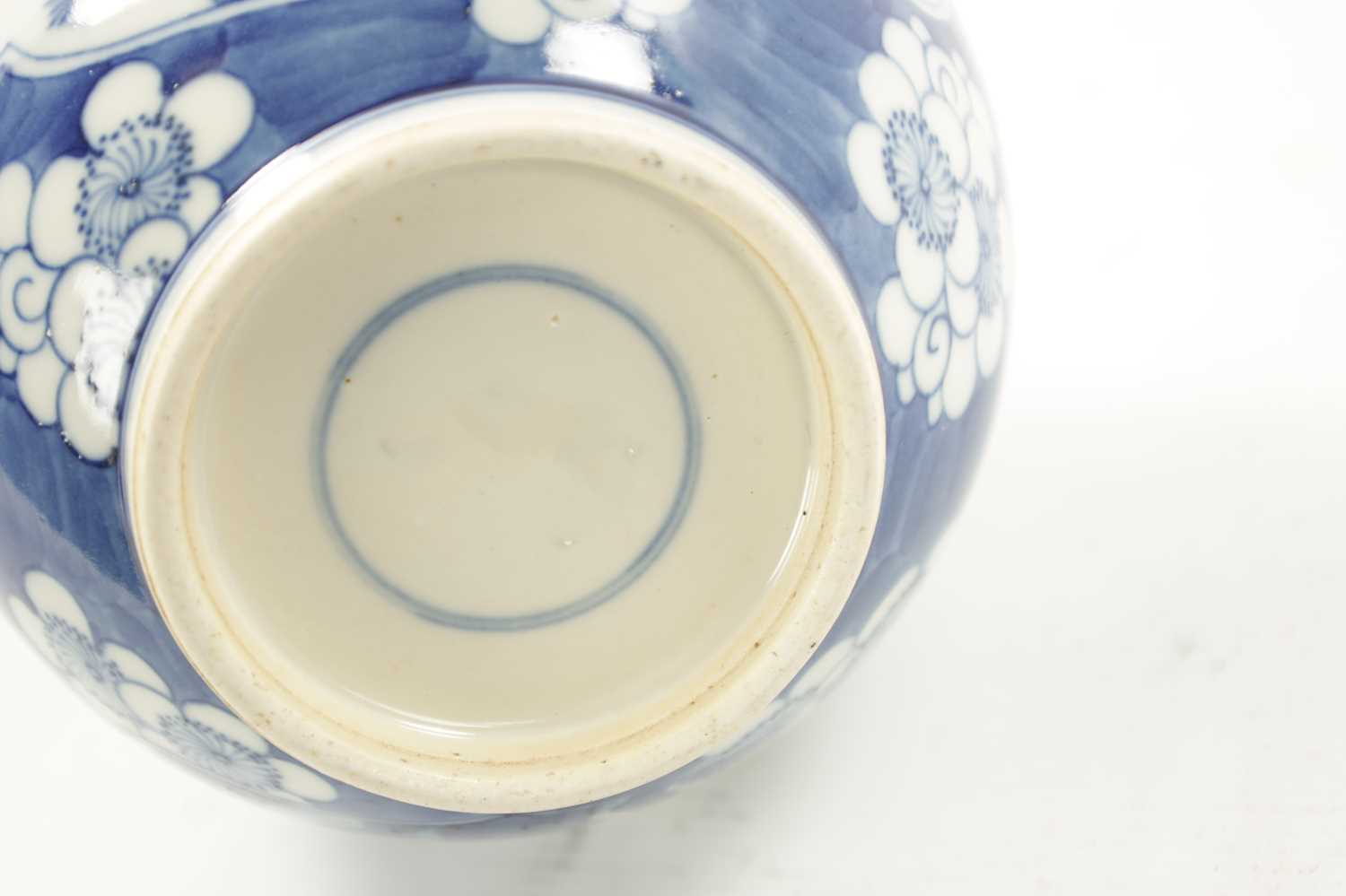 A 19TH CENTURY CHINESE BLUE AND WHITE BOTTLE NECK VASE - Image 6 of 7