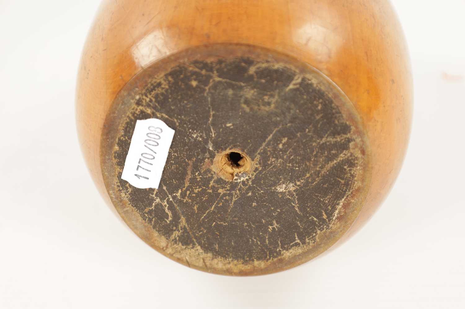 A GEORGE III FRUIT WOOD TEA CADDY OF LARGE SIZE FORMED AS A PEAR - Bild 8 aus 8