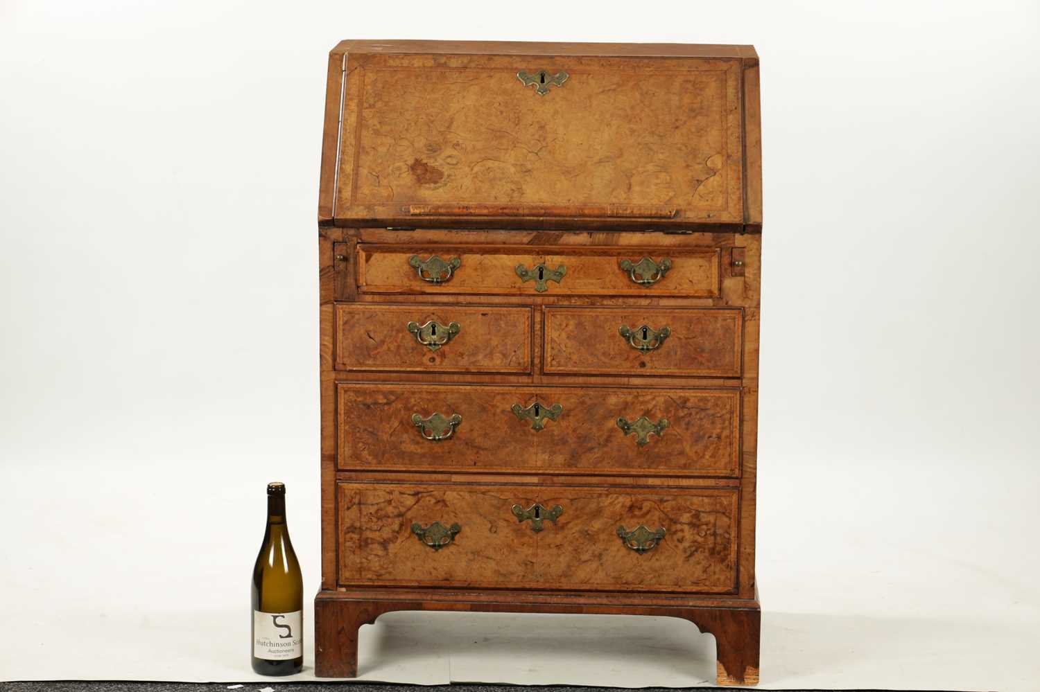 AN EARLY 18TH CENTURY BURR WALNUT BUREAU OF SMALL SIZE - Image 2 of 10