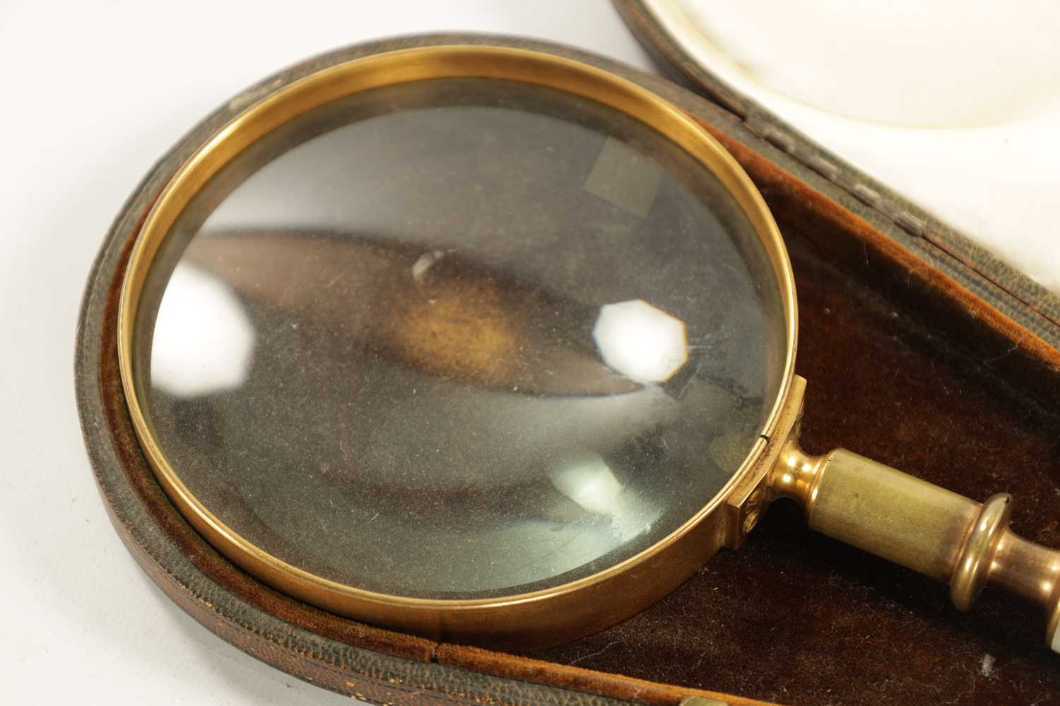 A LATE 19TH CENTURY CASED MAGNIFYING GLASS - Image 4 of 5