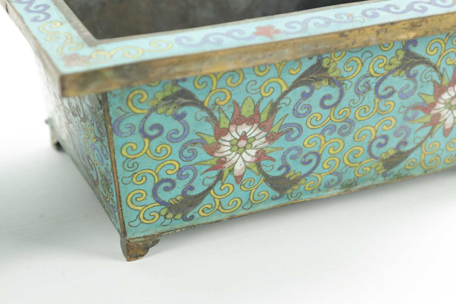 A PAIR OF 19TH CENTURY CHINESE CLOISONNÉ PLANTERS - Image 5 of 8