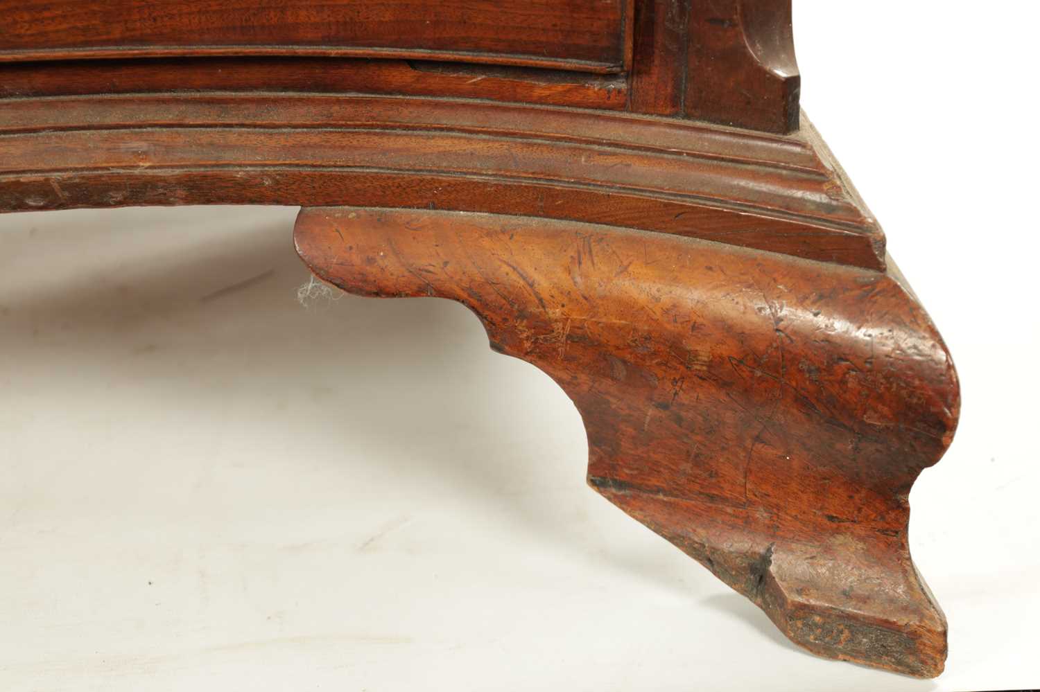 A LARGE GEORGE III CHIPPENDALE PERIOD MAHOGANY COUNTRY HOUSE SERPENTINE CHEST OF DRAWERS - Image 6 of 11