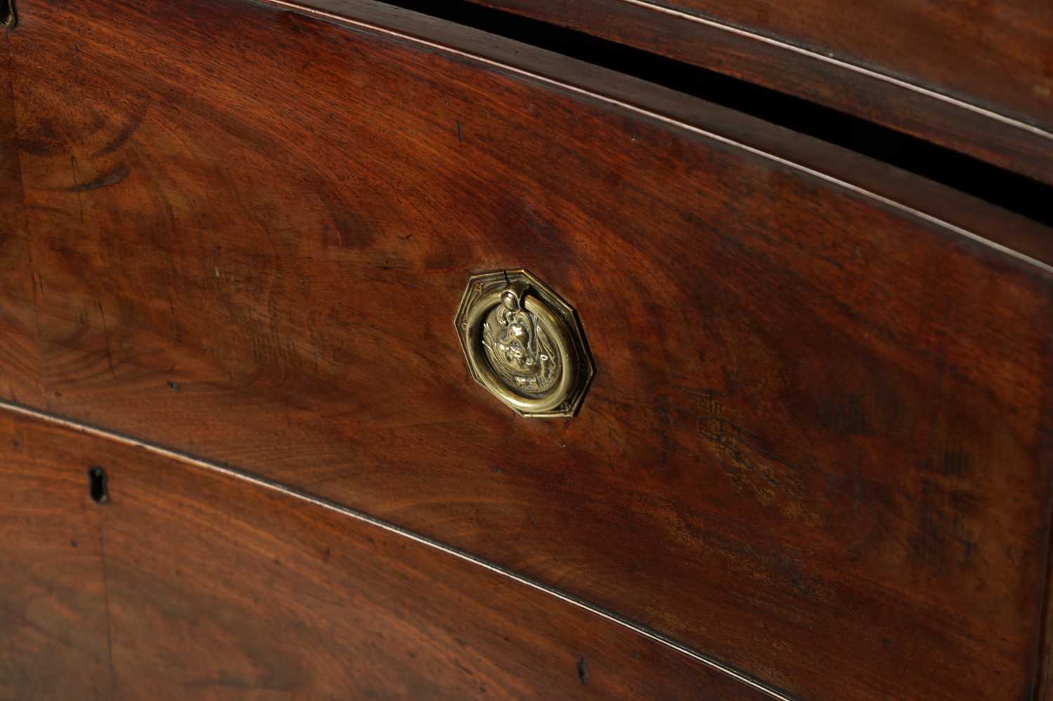 AN UNUSUAL LATE GEORGIAN FIGURED MAHOGANY INVERTED BOW FRONT CHEST OF DRAWERS - Image 4 of 5