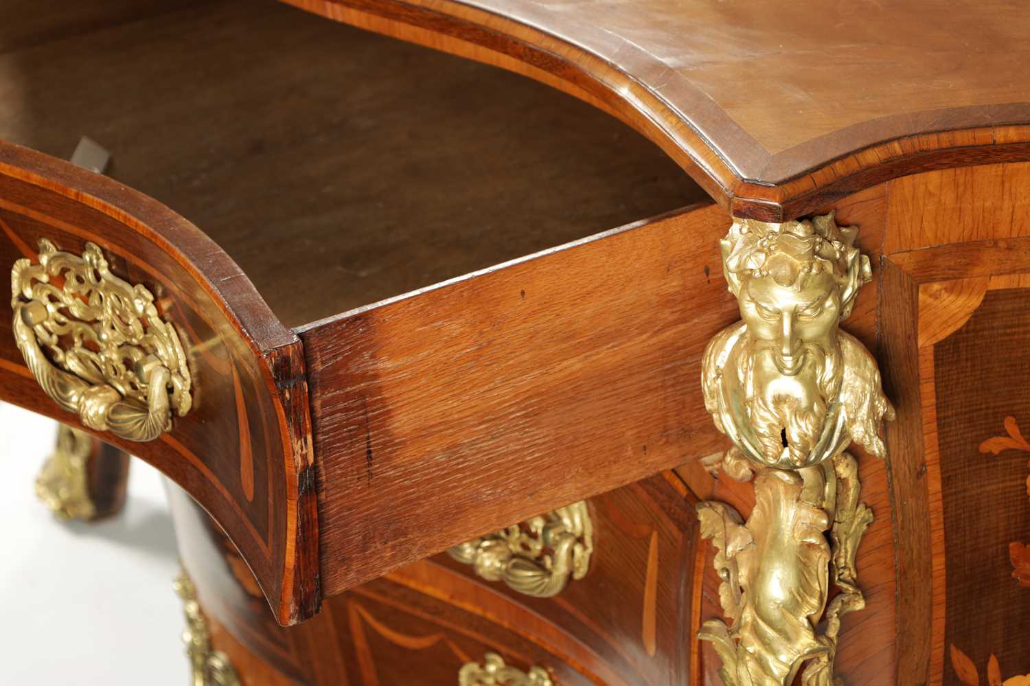 A FINE GEORGE II ENGLISH MARQUETRY COMMODE IN THE MANNER OF HENRY HILL - Image 23 of 23