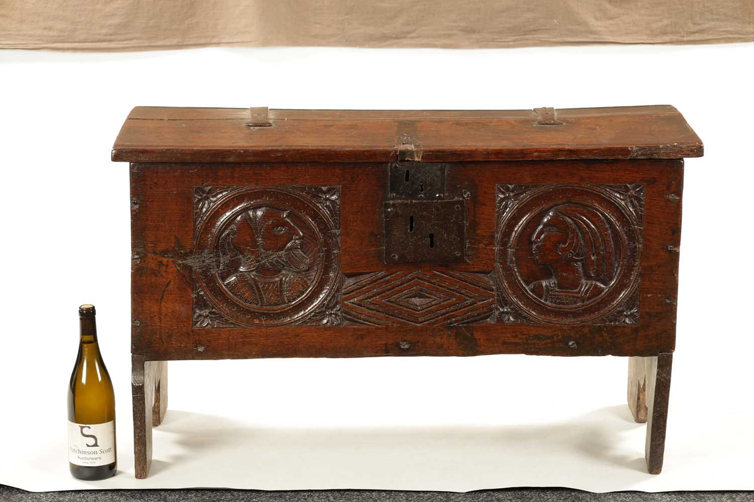 AN IMPORTANT 17TH CENTURY CARVED OAK PLANK COFFER WITH CARVED ROMANESQUE HEADS - Image 3 of 8