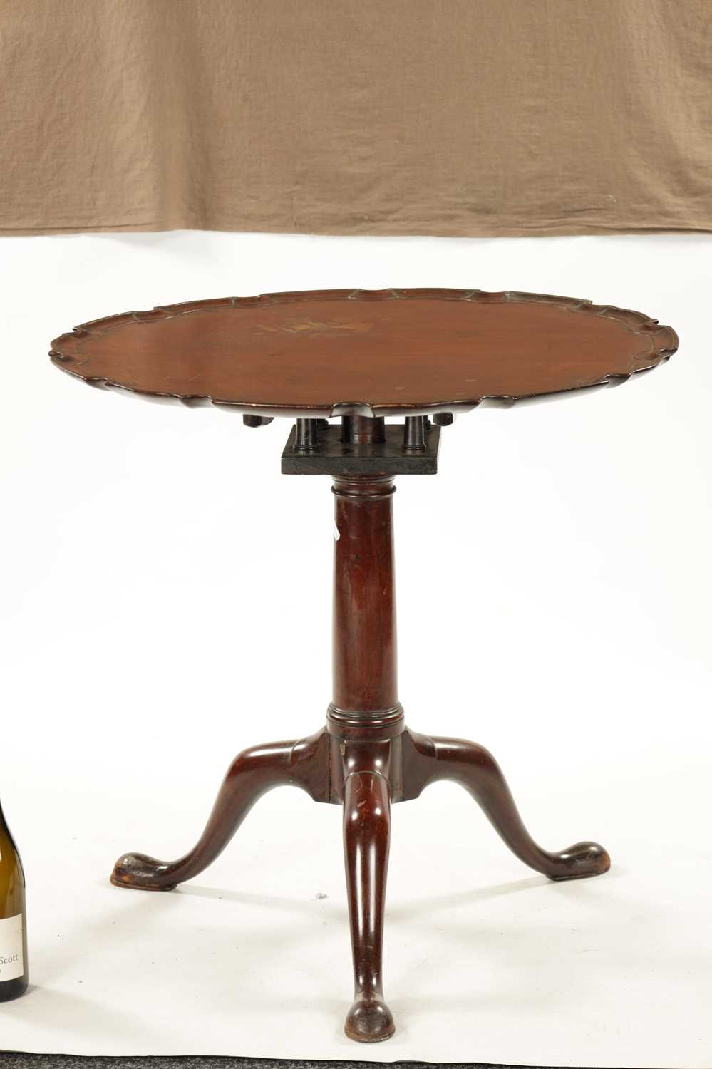 A GEORGE III MAHOGANY PIE CRUST EDGE BIRD CAGE CHIPPENDALE-STYLE TRIPOD TABLE - Image 4 of 5