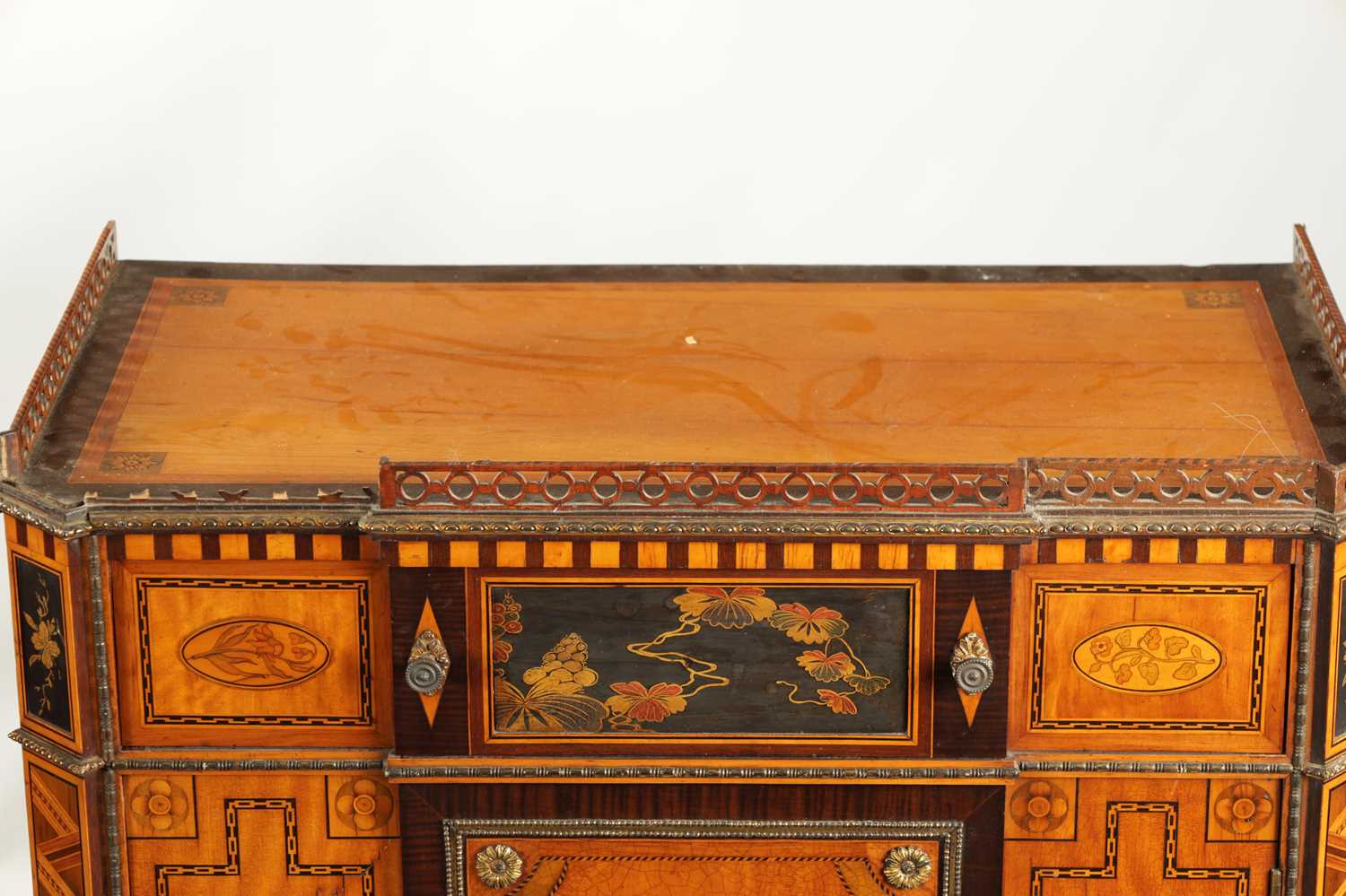 A FINE PAIR OF 18TH CENTURY CONTINENTAL SATINWOOD AND MAHOGANY LACQUERWORK AND INLAID SIDE CABINETS - Image 5 of 15