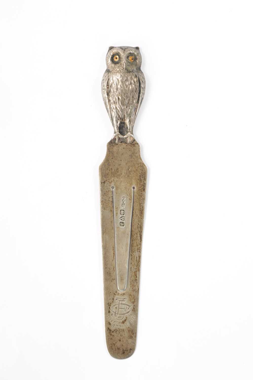 AN EARLY 20TH CENTURY SILVER NOVELTY BOOKMARK FORMED AS AN OWL