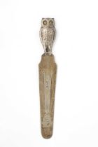 AN EARLY 20TH CENTURY SILVER NOVELTY BOOKMARK FORMED AS AN OWL