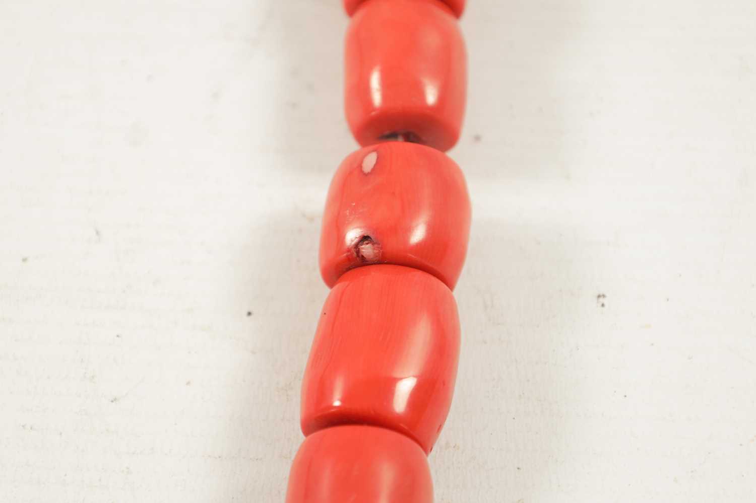 A VINTAGE LARGE CORAL BEAD NECKLACE - Image 3 of 4