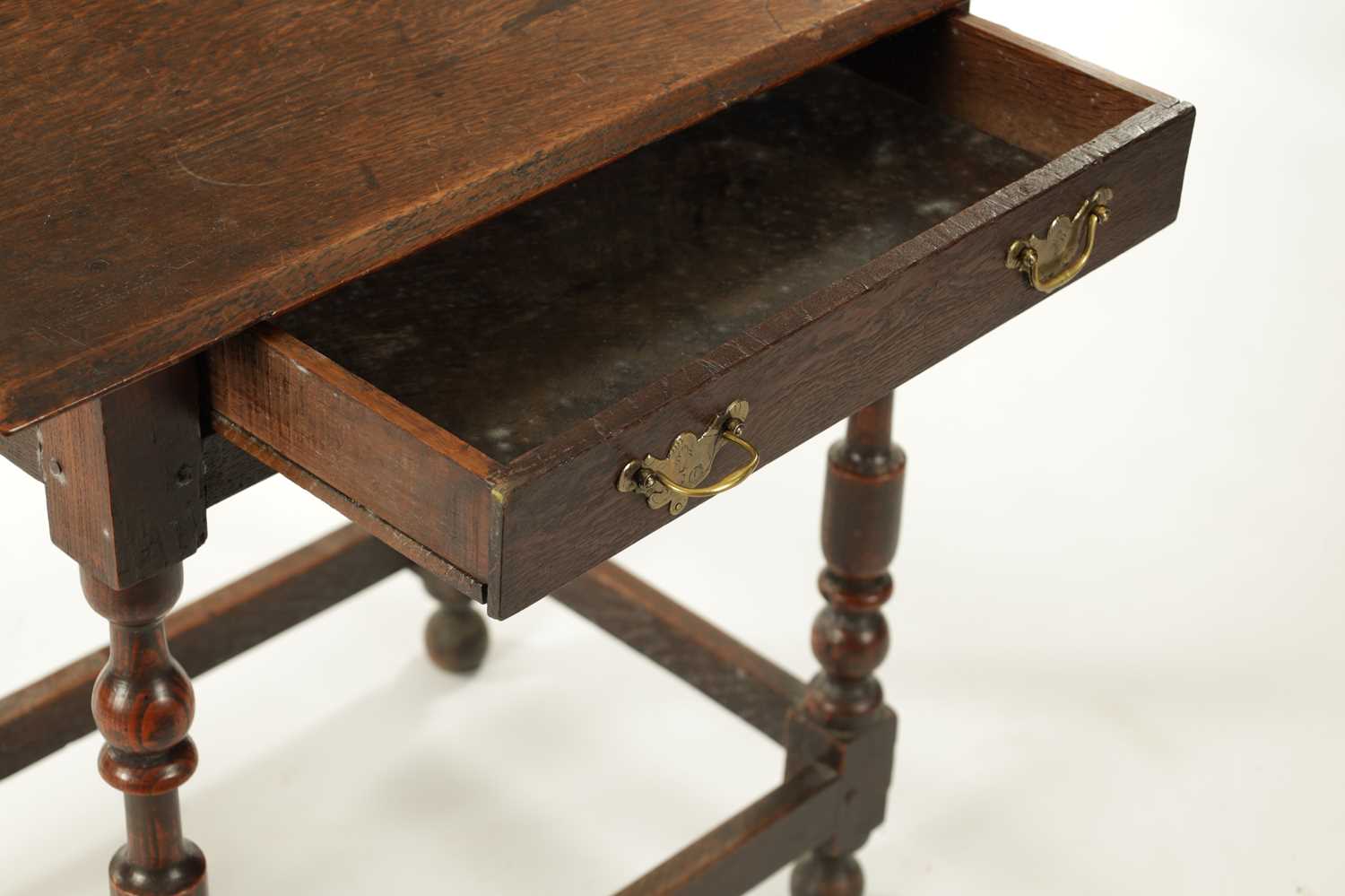 A SMALL 17TH CENTURY OAK SIDE TABLE - Image 4 of 4