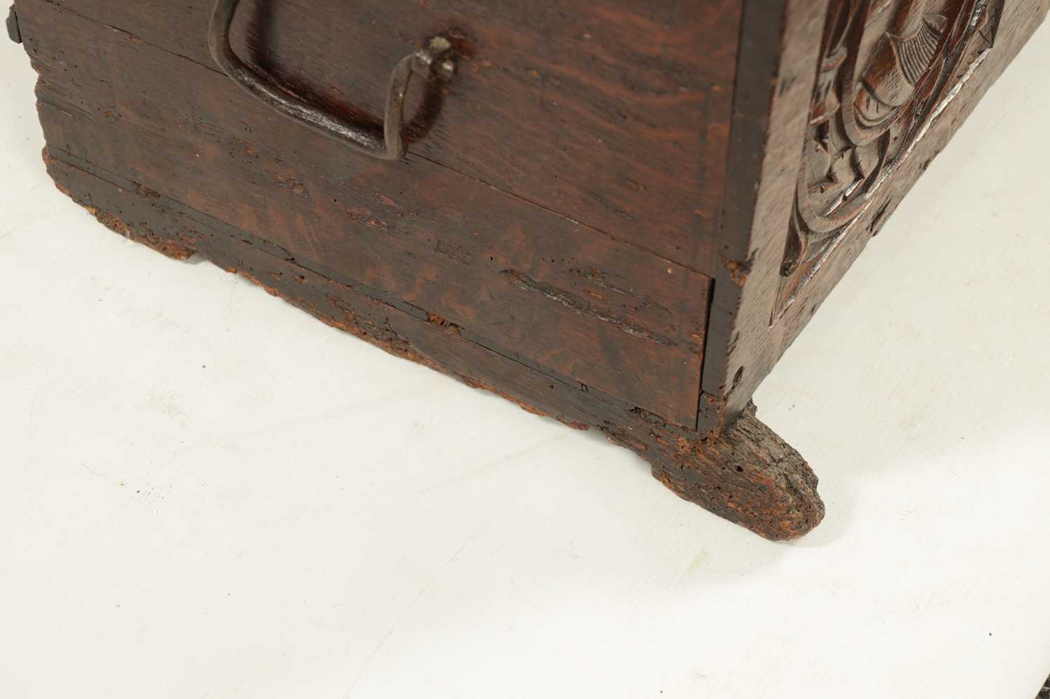 A RARE 16TH CENTURY OAK TUDOR PERIOD COFFER OF SMALL SIZE - Image 8 of 10