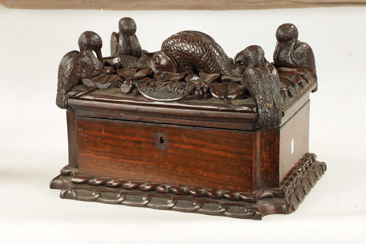 AN IMPRESSIVE 18TH CENTURY CONTINENTAL CARVED HARDWOOD TABLE CASKET - Image 4 of 6