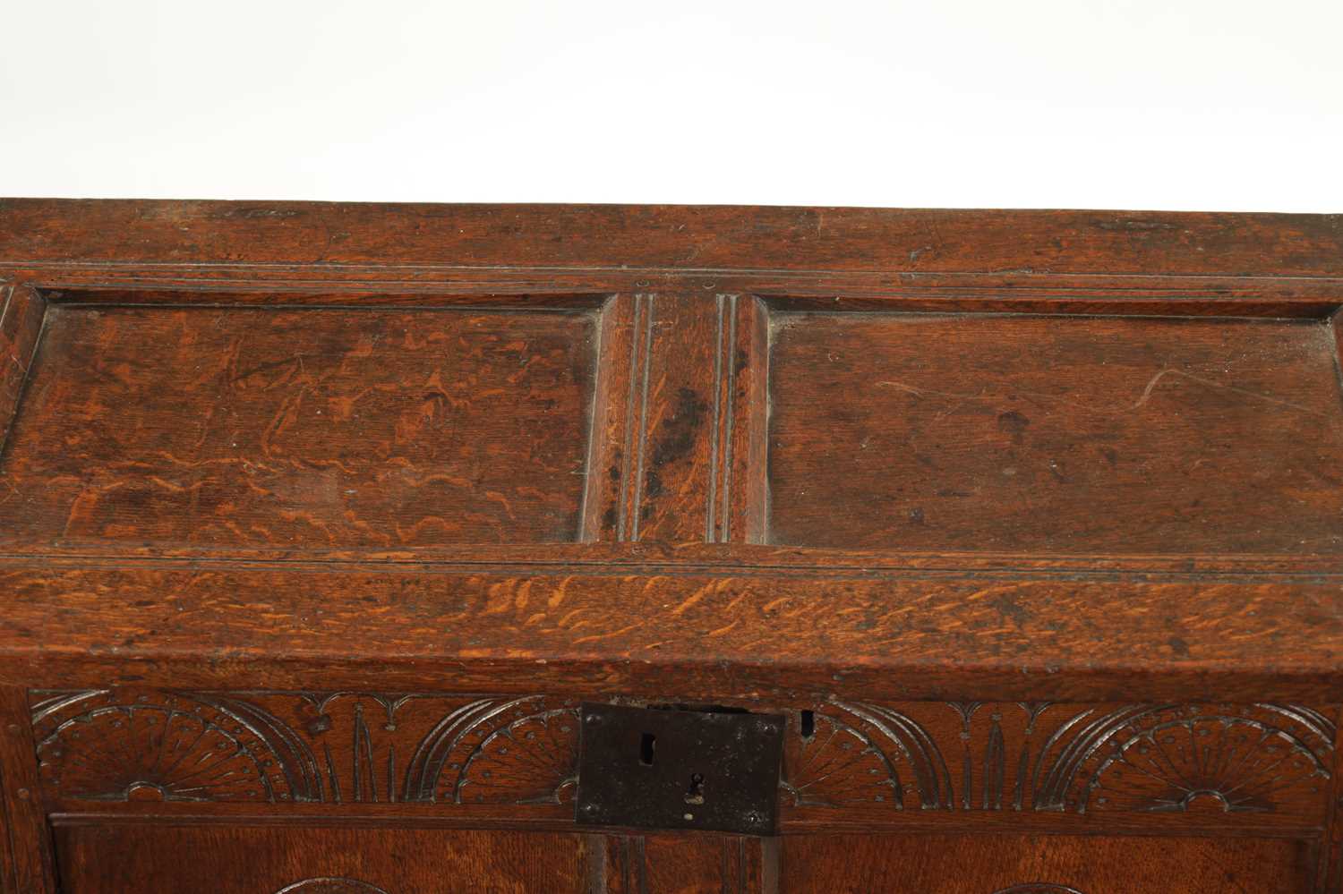 A SMALL 17TH CENTURY OAK TWO PANEL COFFER - Image 6 of 10