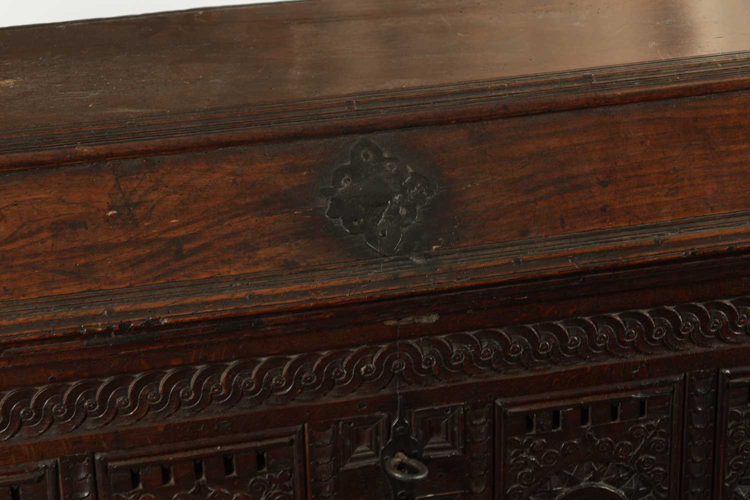 AN EARLY 18TH CENTURY FLEMISH OAK KIST DATED 1718 - Image 3 of 10