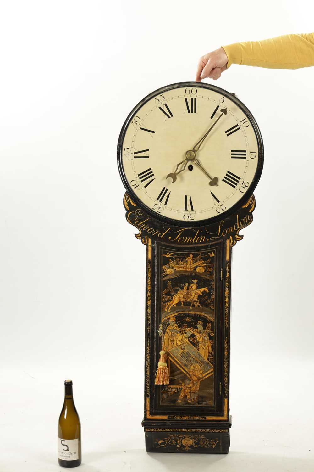 EDWARD TOMLIN, LONDON. A GEORGE III LACQUERED CHINOISERIE TAVERN CLOCK - Image 2 of 10