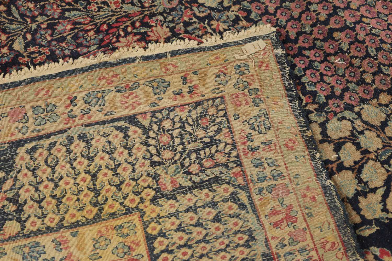 A LARGE ANTIQUE TABRIZ PERSIAN RUG - Image 4 of 9