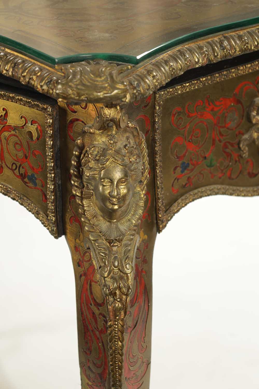 A 19TH CENTURY FRENCH TORTOISESHELL BOULLE SERPENTINE TABLE - Image 2 of 6