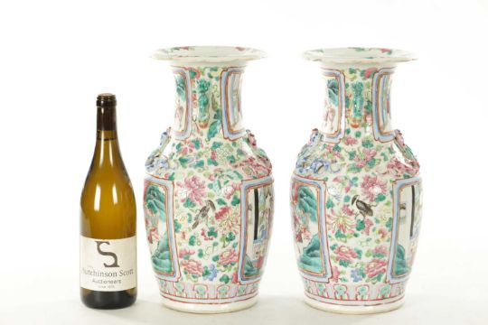 A PAIR OF 19TH CENTURY CHINESE CANTONESE PORCELAIN VASES - Image 5 of 9