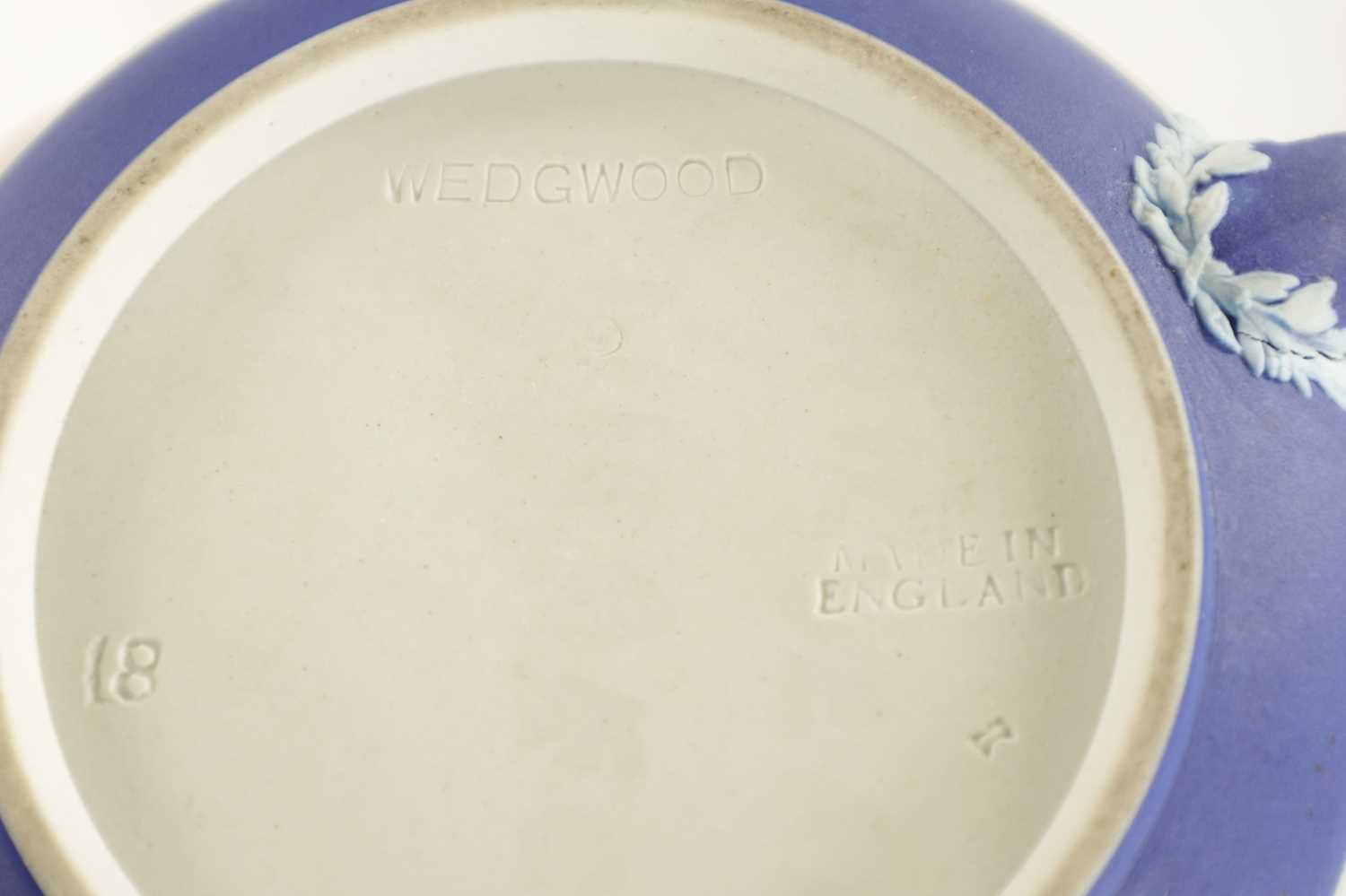 A WEDGWOOD THREE PIECE BIRD PATTERN TEASET - Image 5 of 6