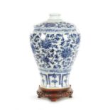 A 19TH CENTURY CHINESE BLUE AND WHITE CHINESE VASE