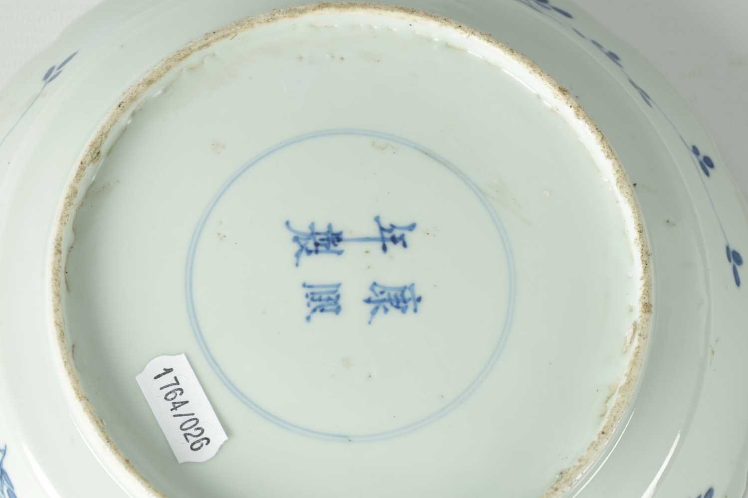 A PAIR OF 18TH/19TH CENTURY CHINESE BLUE & WHITE PORCELAIN BOWLS - Image 5 of 9