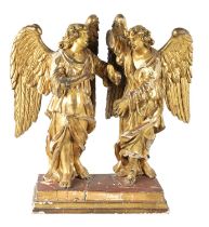 A GOOD 17TH/18TH CENTURY ITALIAN CARVED GILT WOOD FIGURAL SCULPTURE OF TWO ANGELS