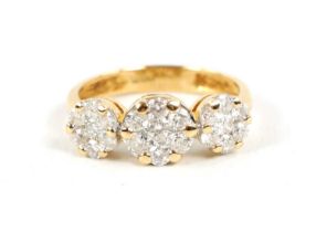AN 18CT GOLD CLUSTER DIAMOND RING