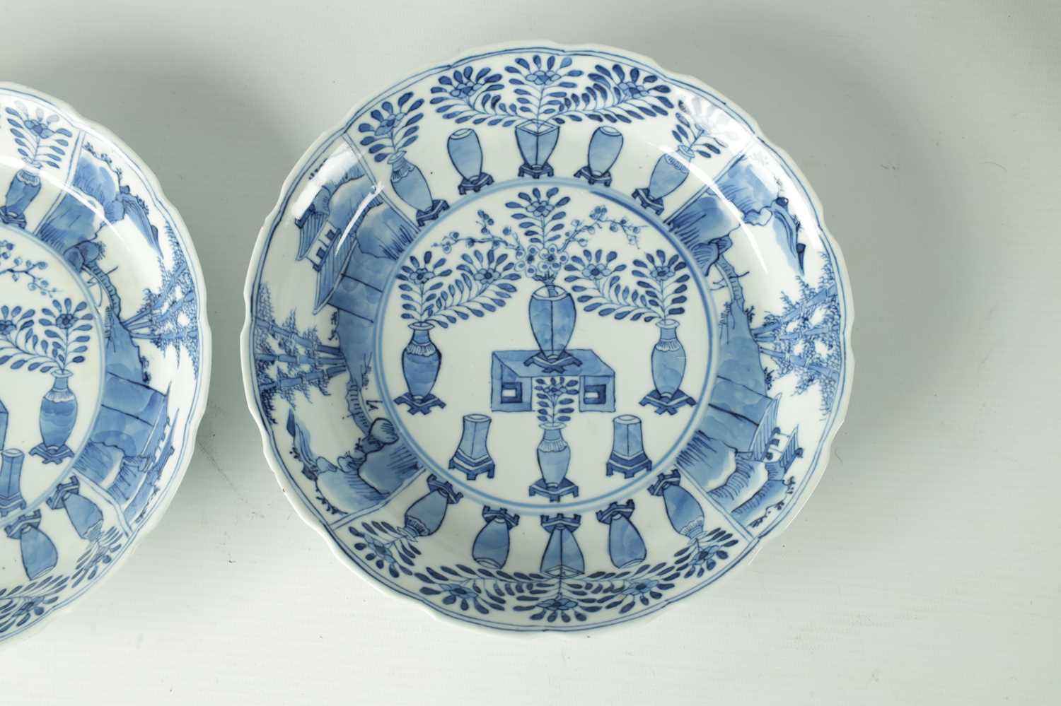 A PAIR OF 18TH/19TH CENTURY CHINESE BLUE & WHITE PORCELAIN BOWLS - Image 6 of 9