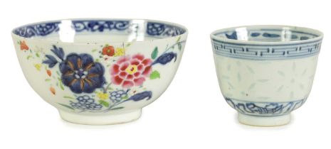 AN 18TH CENTURY CHINESE BLUE AND WHITE CUP