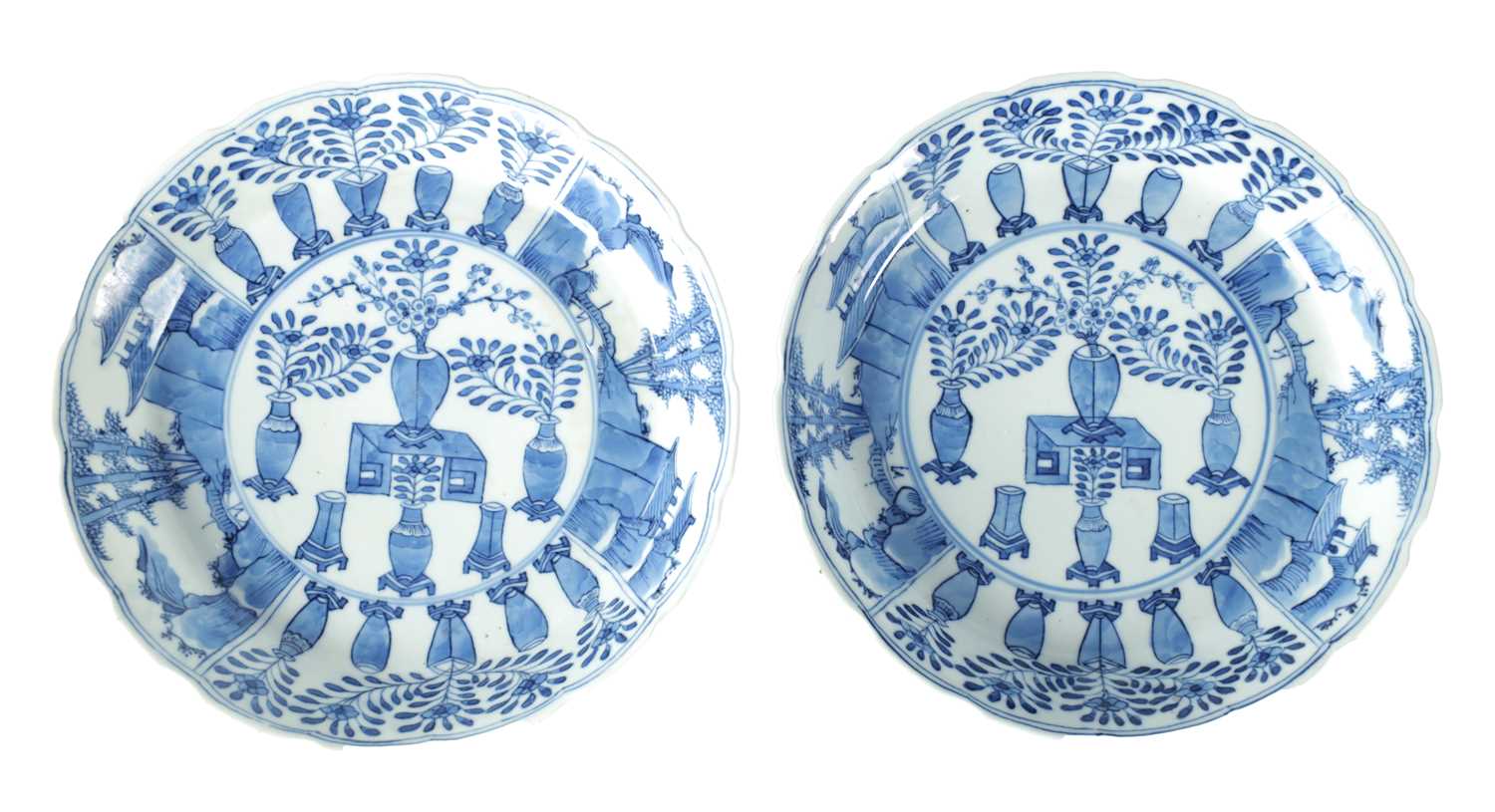 A PAIR OF 18TH/19TH CENTURY CHINESE BLUE & WHITE PORCELAIN BOWLS